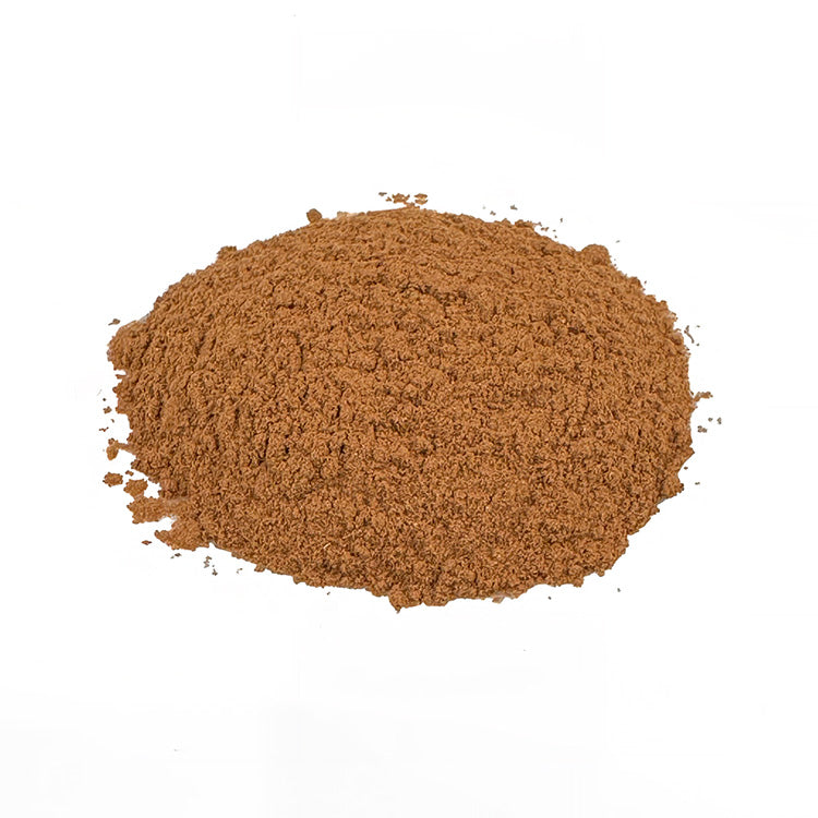 Ein kleiner Haufen Bio Zimt Gewürz gemahlen. Das Bio-Gewürz hat eine braune Farbe und ist sehr fein gemahlen. Es sieht lecker aus.