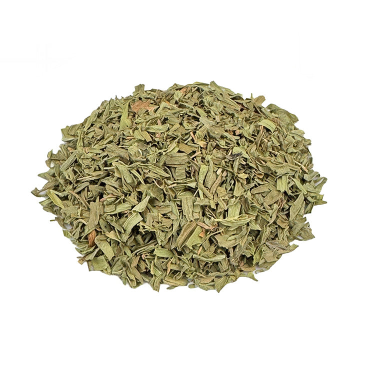 Ein kleiner Haufen Bio Estragon Blätter gerebelt gemahlen. Die Bio-Estragon Blätter haben eine grüne Farbe. Es sieht sehr lecker aus.