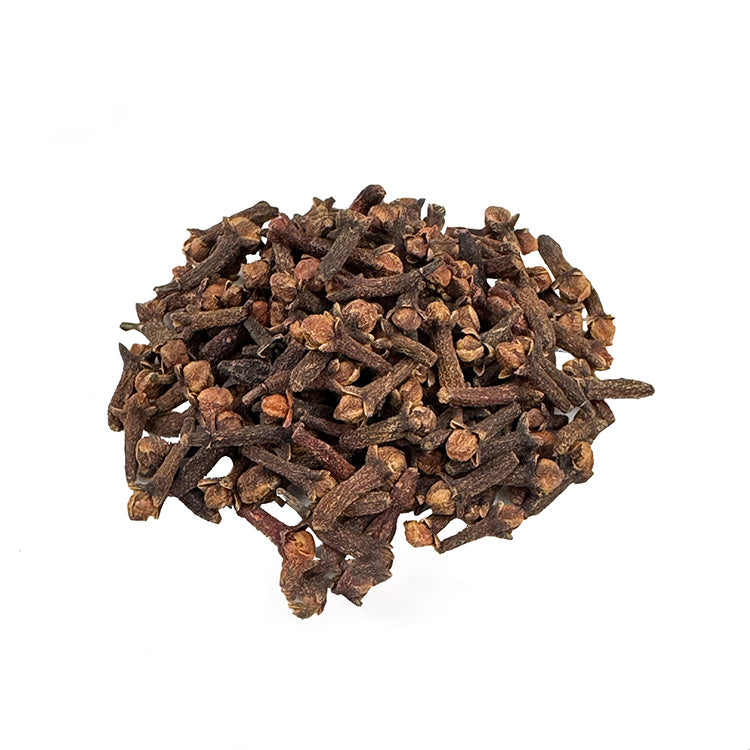 Ein kleiner Haufen Bio Gewürznelken ganz. Die Bio-Gewürznelken haben eine braune Farbe. Es sieht sehr lecker aus.