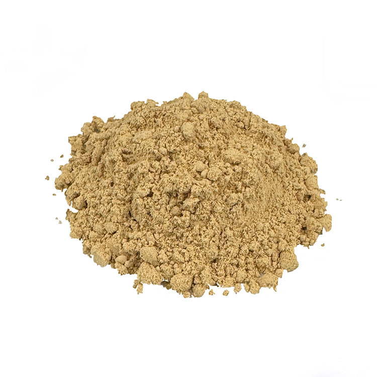 Ein kleiner Haufen Bio Ingwerwurzeln gemahlen. Die Bio-Ingerwurzeln haben einen Oker-Farbton. Es sieht sehr lecker aus.