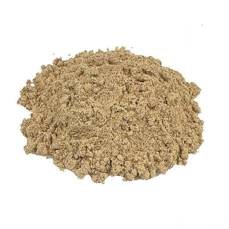 Ein kleiner Haufen Bio Kardamom mit Schale gemahlen. Der Bio-Kardamom hat einen hellen Oker-Farbton. Es sieht sehr lecker aus.