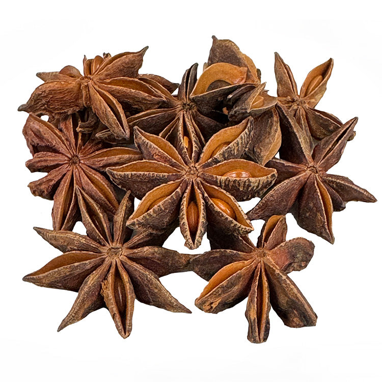Ein kleiner Haufen Bio Sternanis ganz. Der Bio-Sternanis hat eine braun-orange Farbe. Es sieht sehr lecker aus.