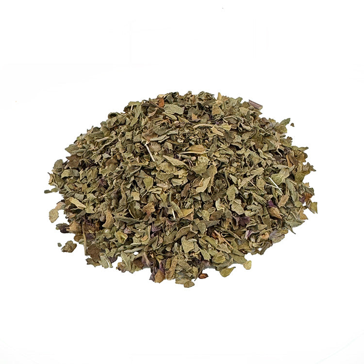 Ein kleiner Haufen Bio Basilikum gerebelt. Das Bio-Basilikum hat eine schöne grüne Farbe und sieht lecker aus.