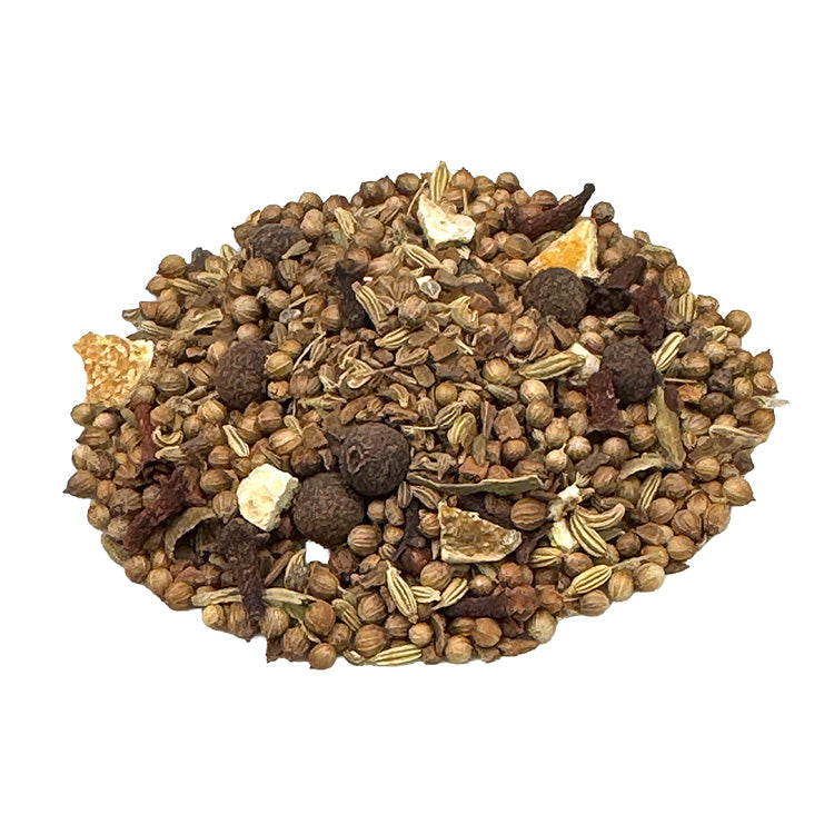 Ein kleiner Haufen Bio Glühwein & Punsch Gewürzmischung. Die Bio-Gewürzmischung hat eine bräunliche Farbe. Die Gewürze sind gut zu erkennen. Es sieht sehr lecker aus.