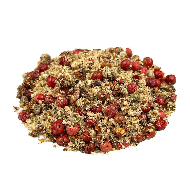 Ein kleiner Haufen Bio Raclette Gewürzzubereitung. Die Bio-Gewürzzubereitung hat eine gelblich-bräunliche Farbe. Rosa Pfeffer ist gut zu erkennen. Es sieht sehr lecker aus.