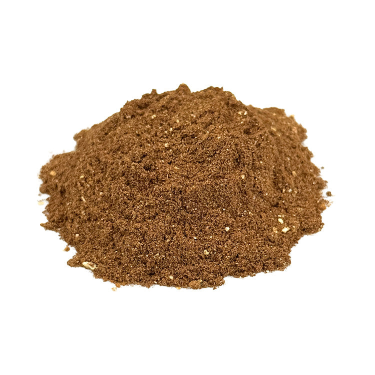 Ein kleiner Haufen Bio Gebäck & Lebkuchen Gewürzzubereitung. Die Bio-Gewürzzubereitung hat eine braune Farbe. Es sieht sehr lecker aus.