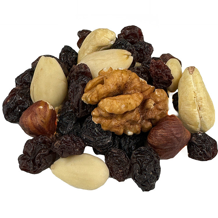 Ein kleiner Haufen Bio Studenten Futter. Die Zutaten sind gut zu erkennen. Es sieht sehr lecker aus.