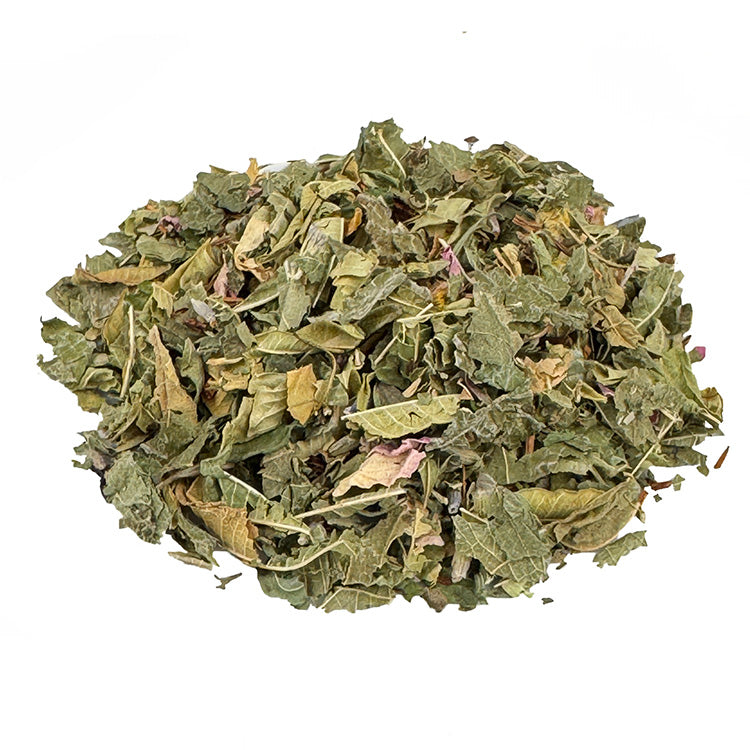 Ein kleiner Haufen Kräutertee Schöne Träume Bio. Der Bio Kräutertee hat eine grüne Farbe. Die Zutaten sind gut zu erkennen. Es sieht sehr lecker aus.