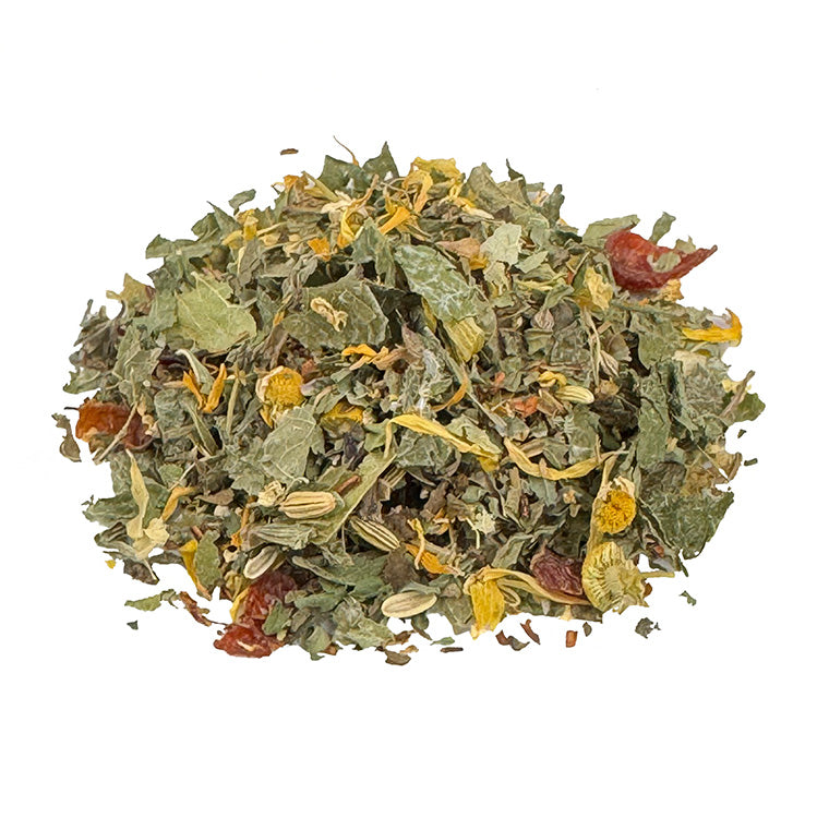 Ein kleiner Haufen Kräutertee Schlecht Wetter Bio. Der Bio Kräutertee hat eine grüne Farbe mit roten Hagenbuttenschalen. Die Zutaten sind gut zu erkennen. Es sieht sehr lecker aus.