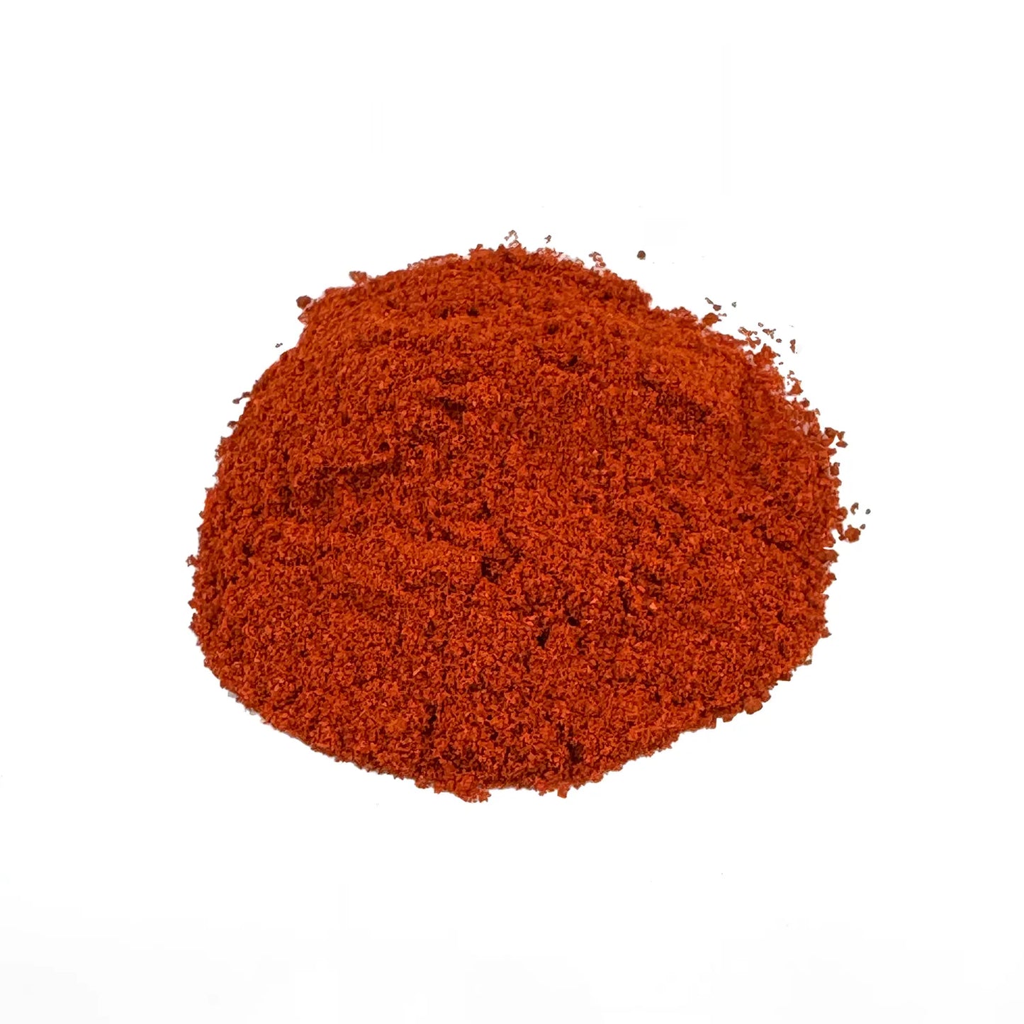 Ein kleiner Haufen Bio Paprika Delikatess. Das Bio-Paprika Delikatess hat eine intensive hellrote Farbe und sieht lecker aus.
