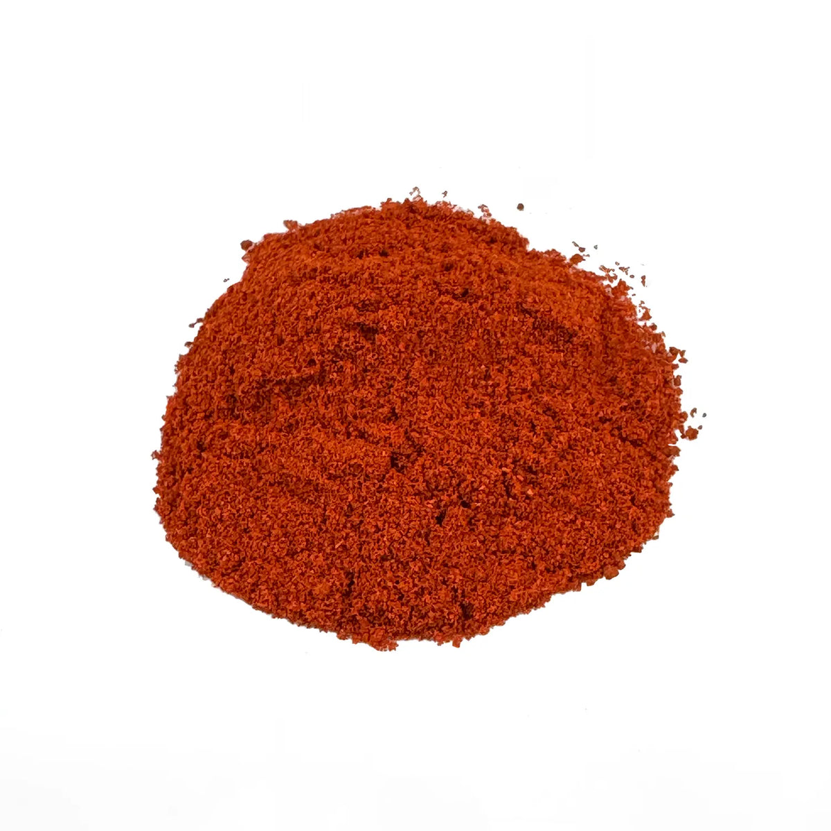 Ein kleiner Haufen Bio Paprika Delikatess. Das Bio-Paprika Delikatess hat eine intensive hellrote Farbe und sieht lecker aus.
