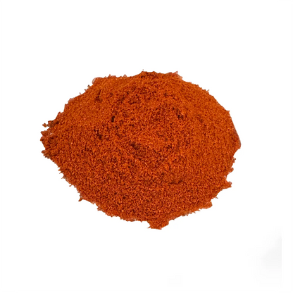 Ein kleiner Haufen Bio Chillies gemahlen. Der Bio-Chillies hat eine rote Farbe. Es sieht sehr lecker aus.
