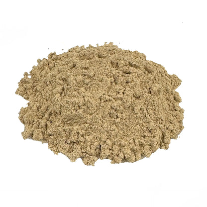 Ein kleiner Haufen Bio Kardamom mit Schale gemahlen. Der Bio-Kardamom hat einen hellen Oker-Farbton. Es sieht sehr lecker aus.