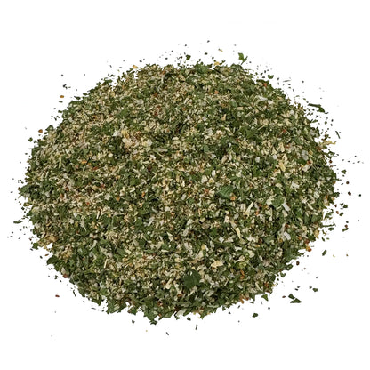 Ein kleiner Haufen Knoblauch Chilli Dip Bio Gewürzzubereitung. Die Bio Gewürzzubereitung hat eine grüne und weiße Farbe. Die einzelnen Zutaten sind gut zu erkennen. Es sieht sehr lecker aus.