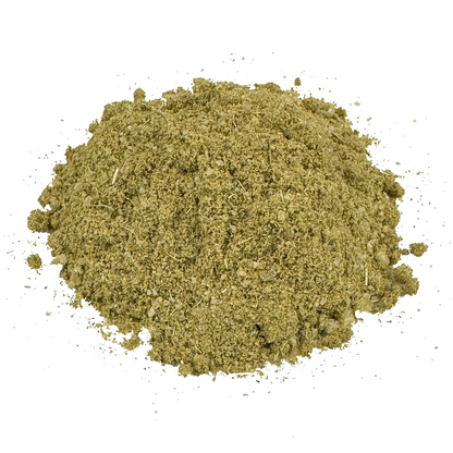 Ein kleiner Haufen BBQ Rub Montana Bio Kräutersalz. Das Bio-Kräutersalz hat eine hellgrüne Farbe und ist fein. Es sieht sehr lecker aus.