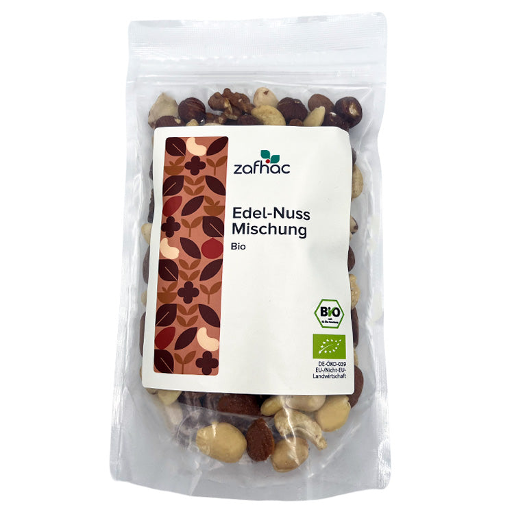 Durchsichtige Verpackung mit Aufschrift „Edel-Nuss Mischung Bio“
