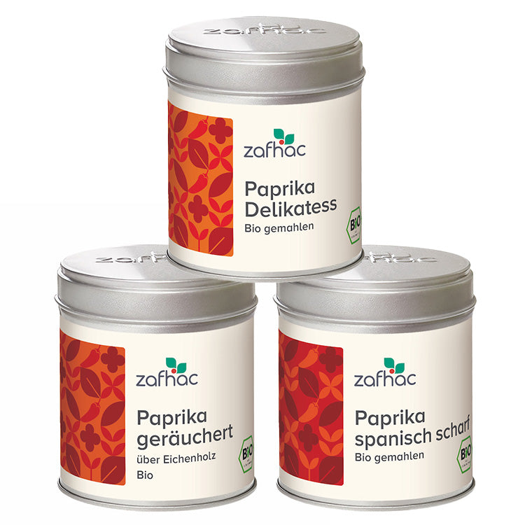 Das Bild zeigt drei Metalldosen mit den Aufschriften „Paprika Delikatess“, „Paprika geräuchert über Eichenholz“ und „Paprika spanisch scharf“.