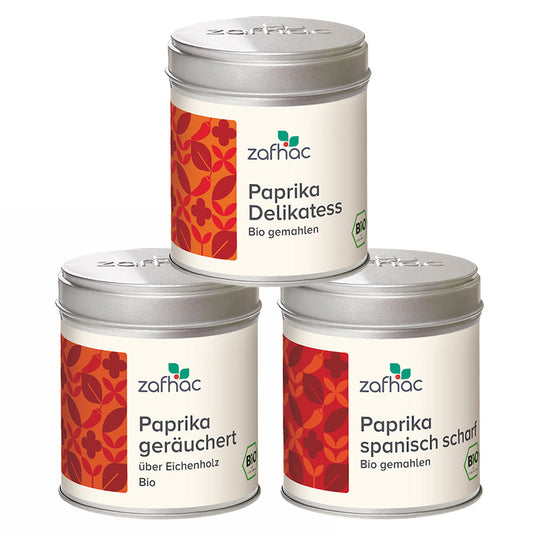 Das Bild zeigt drei Metalldosen mit den Aufschriften „Paprika Delikatess“, „Paprika geräuchert über Eichenholz“ und „Paprika spanisch scharf“.