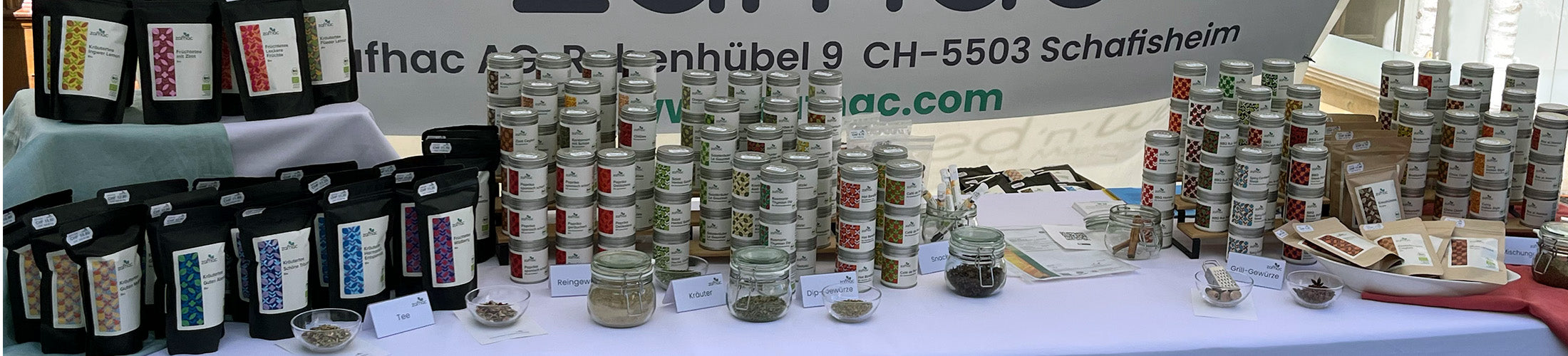 Das Bild zeigt einen Marktstand der zafhac. Es sind Bio-Gewürze und Bio-Tees ersichtlich.