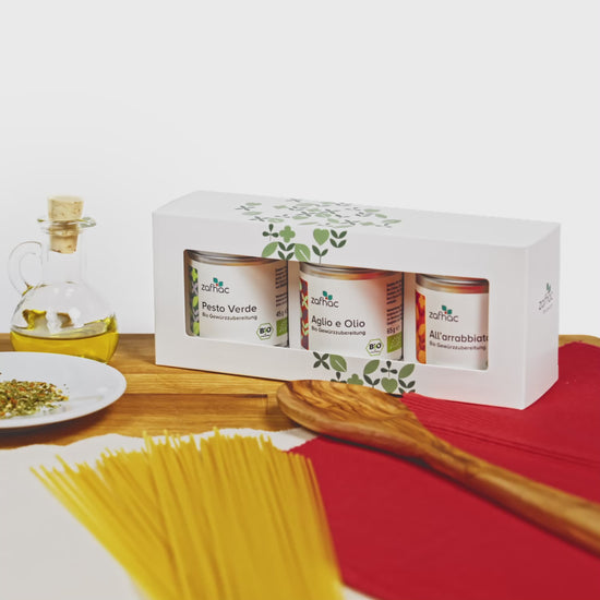 zafhac Pasta-Geschenkset mit Pesto Verde, Aglio e Olio und All’arrabbiata Bio-Gewürzen, dazu Spaghetti und Olivenöl.