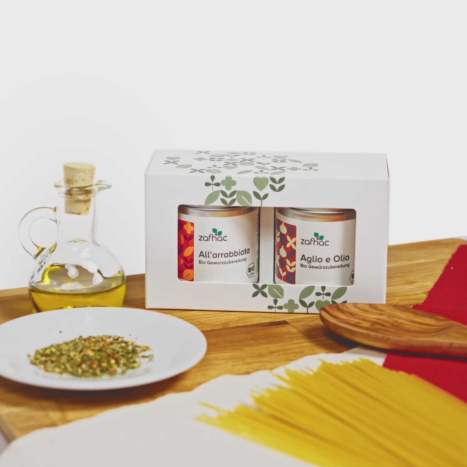 zafhac Pasta-Geschenkset mit den Bio-Gewürzen All’arrabbiata und Aglio e Olio, dazu Spaghetti und Olivenöl.