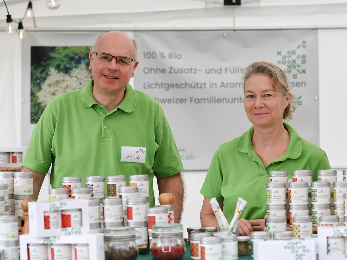 Colette Hämmerle und André Zöbel am zafhac Marktstand mit Bio-Gewürzen und Bio-Tees.